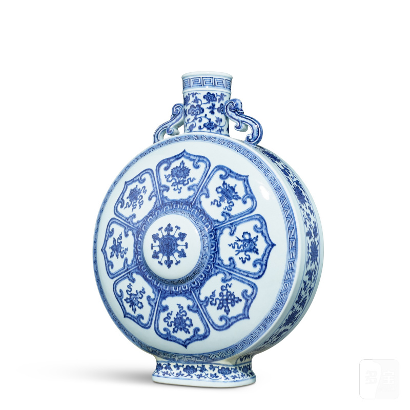 A blue and white Ming-style 'bajixiang' moon flask, Seal mark and period of Qianlong | 清乾隆 青花八吉祥紋雙耳抱月瓶 《大清乾隆年製》款 - 图4